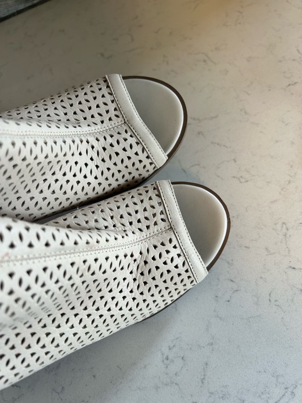 🍀Lucky Brand Ivory Leather Laser Cut Perforated Peep-Toe Block Heel Ankle Boots - Picture 6 of 15